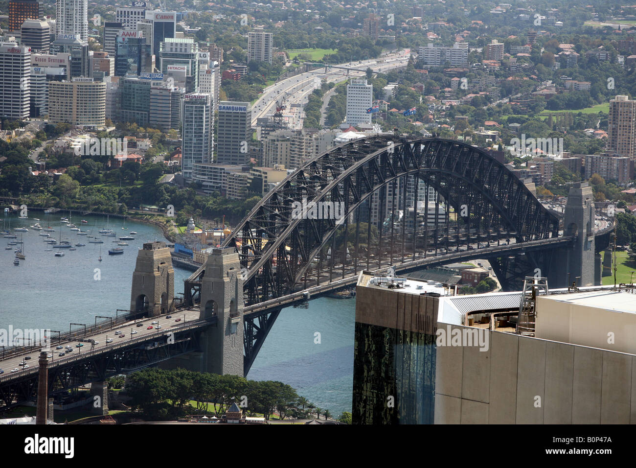 Einer der vielen Fotos von der Aussicht vom Sydney Tower City Centre Sydney New South Wales Australien Sydney harbour Bridge. Stockfoto