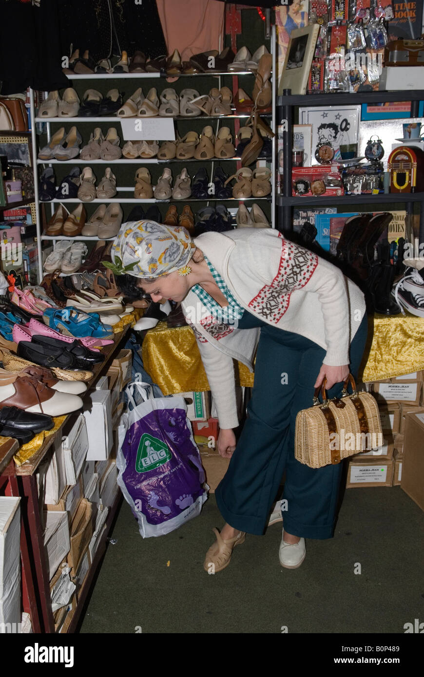 Frau, die Second Hand Retro Schuhe anprobiert. Rhythmus Riot Retro Weekend. Pontins Holiday Camp, Camber Sands Sussex England. 2000er Jahre 2007 HOMER SYKES Stockfoto