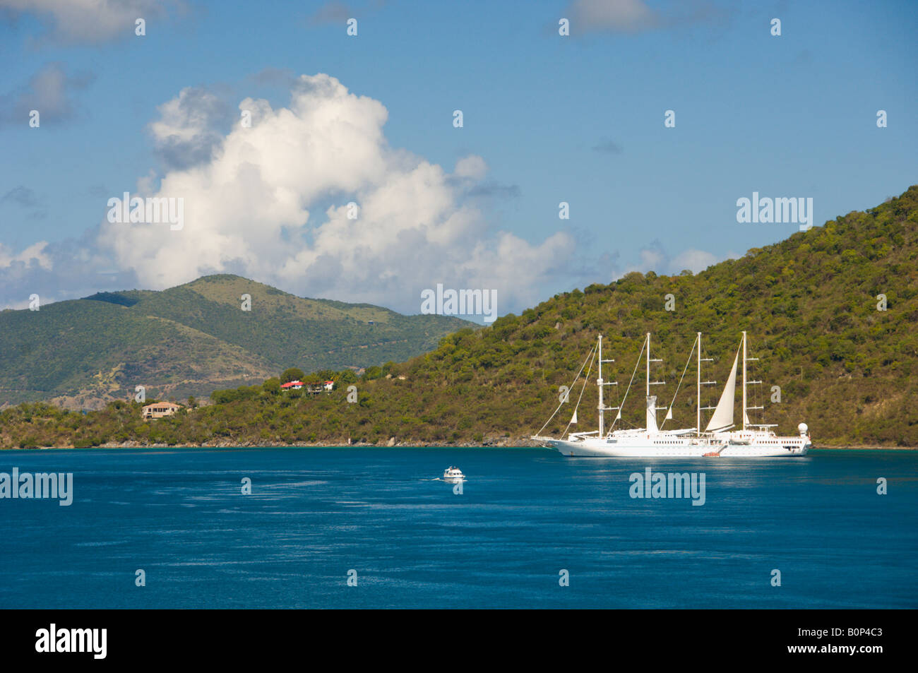 Segelschiffe verankert in einer Bucht in der Nähe von Tortola British Virgin Islands Stockfoto