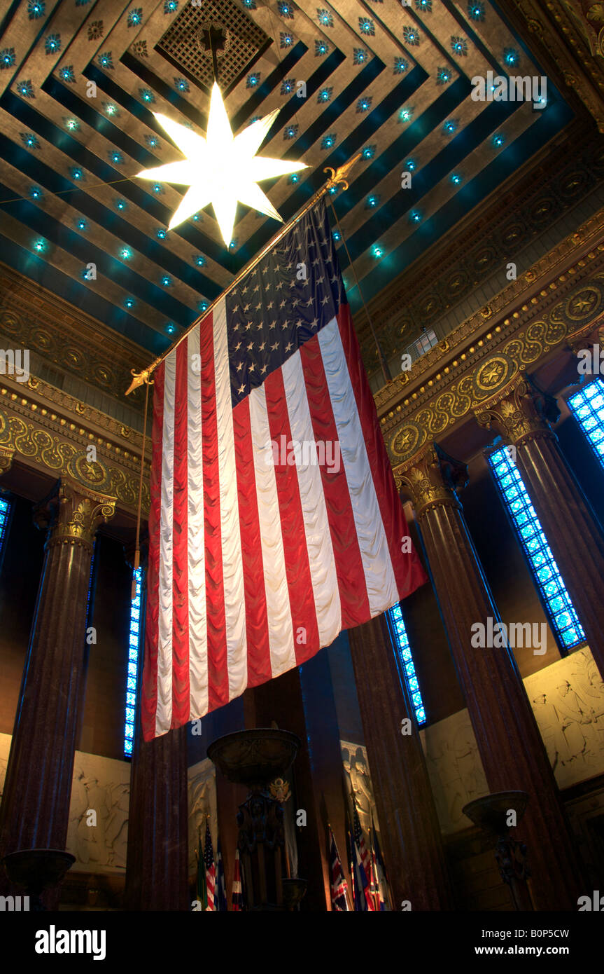 Schönes Foto von der amerikanischen Flagge, die in der "Indiana War Memorial" in Indianapolis, Indiana angezeigt wird. Stockfoto