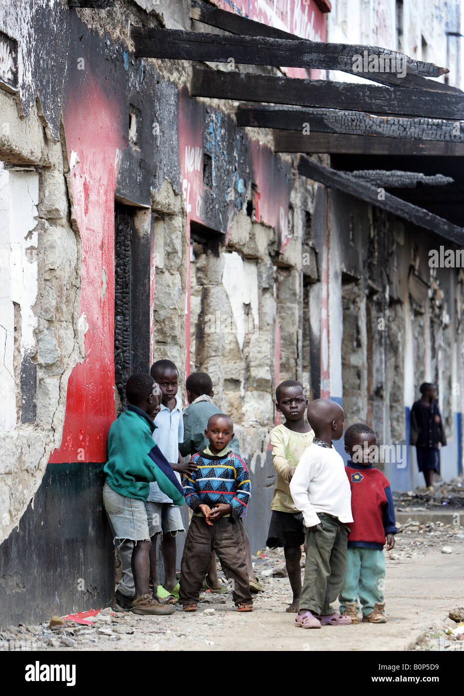 Kenia: Kinder vor einem verbrannten Haus während des Landes nach Gewalt im Januar 2008, Burnt Wald zerstört Stockfoto