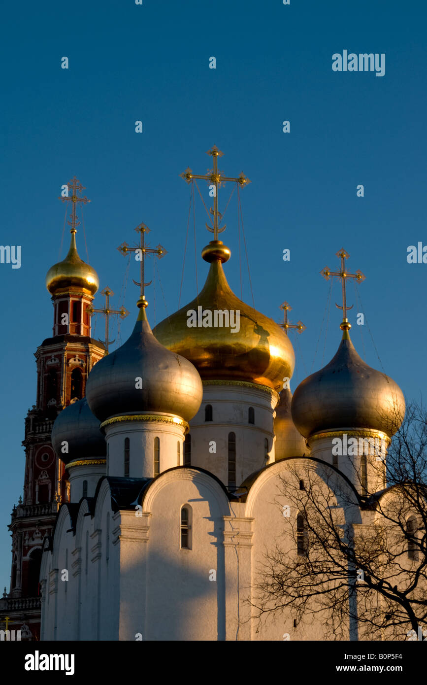 Kathedrale unserer lieben Frau und Glockenturm in Moskauer Nowodewitschi-Kloster am Abend eines Wintertages Stockfoto