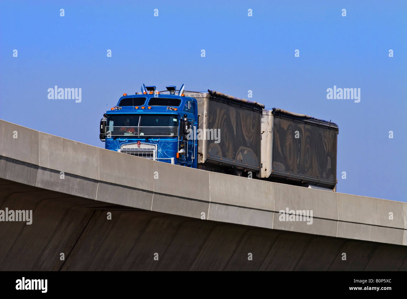 Transport und Trucking / A BDouble LKW im Transit Stockfotografie Alamy