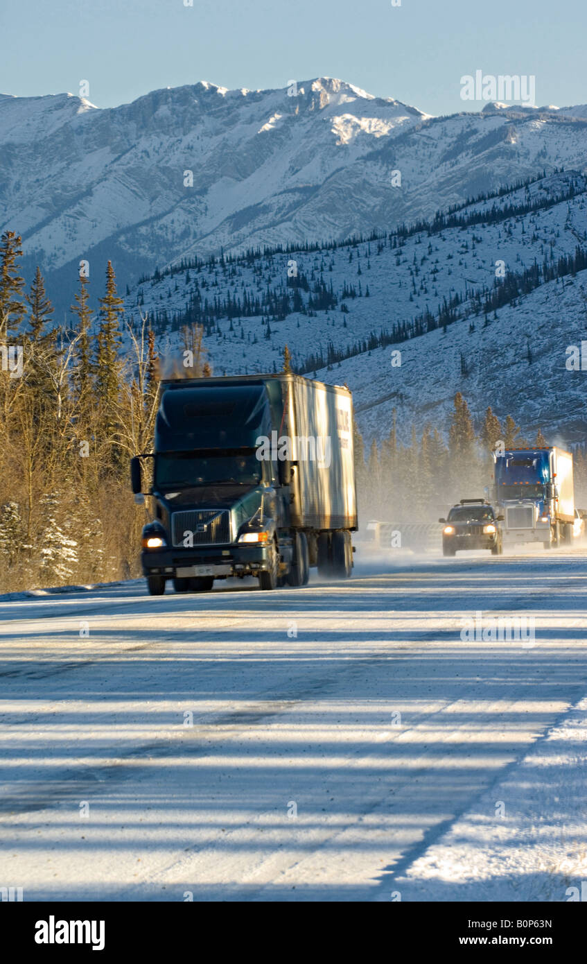 LKW-Verkehr auf der Autobahn durch den Jasper National Park im Winterschnee Stockfoto