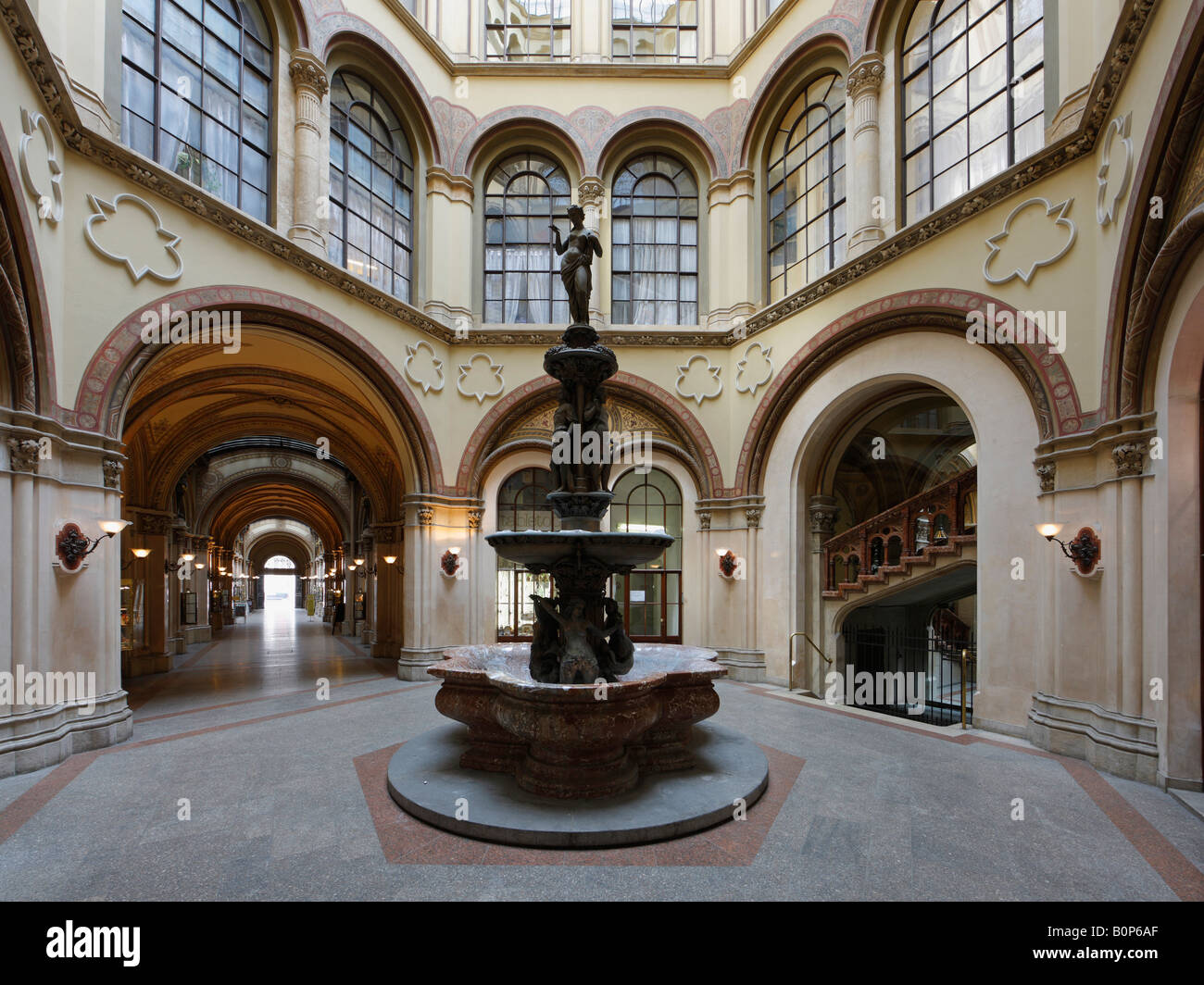 Wien, Freyung Passage Im Palais Ferstel Brunnenhof Mit Donaunixenbrunnen Stockfoto