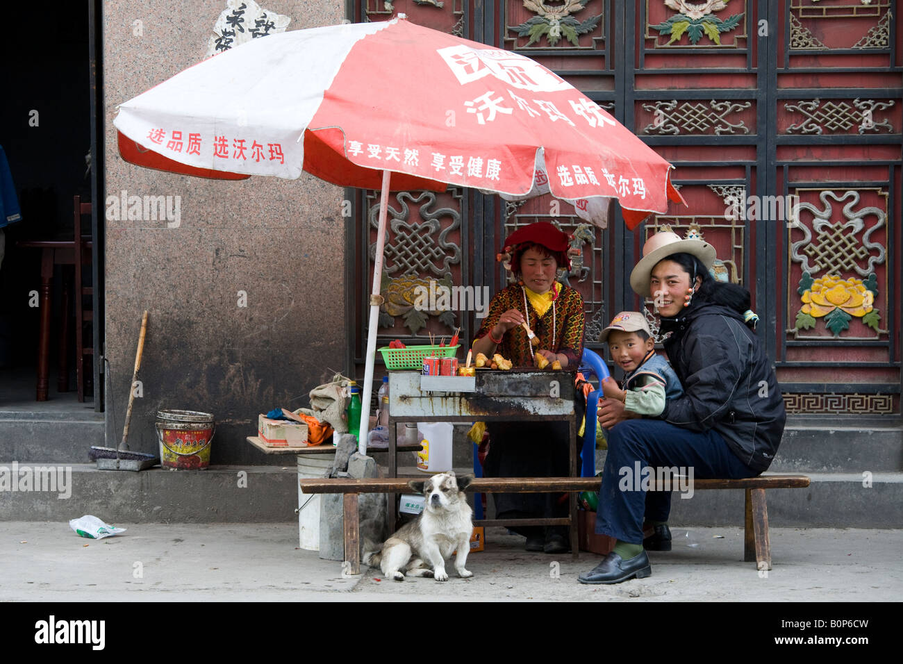 Tibetische Familie verkaufen Lebensmittel in einem Marktstand Stockfoto