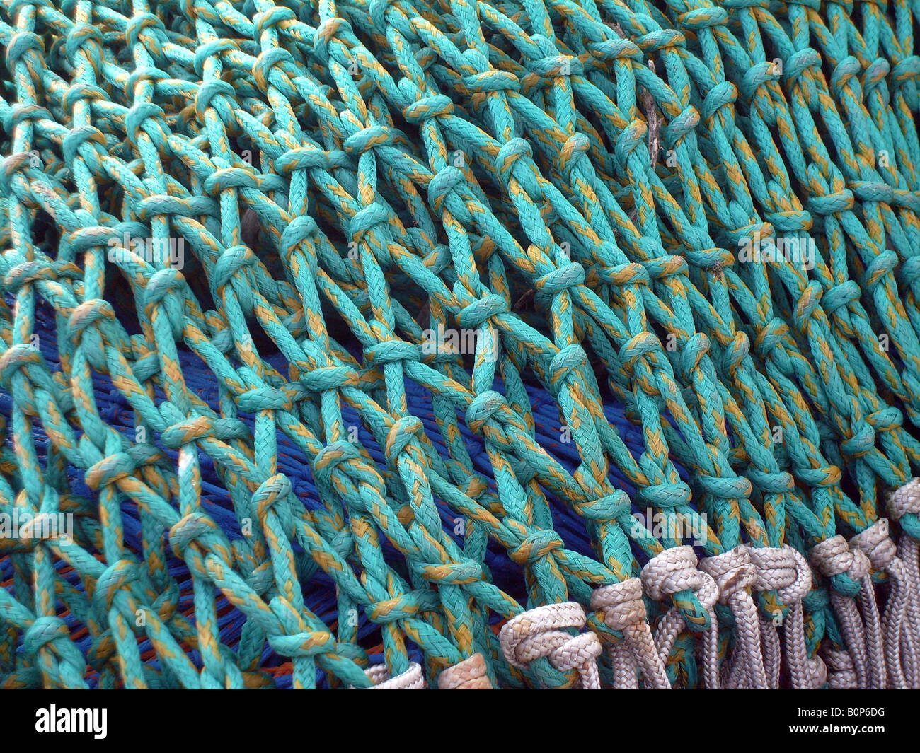 Nahaufnahme von Fischernetzen auf Trawler Schiff zeigt Details. Stockfoto