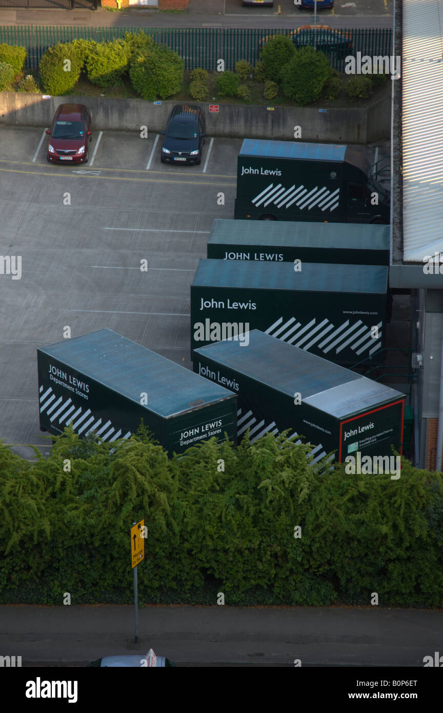 John Lewis Kunden Kollektionen Depot in Reading, Berkshire, zeigt Lieferwagen Stockfoto