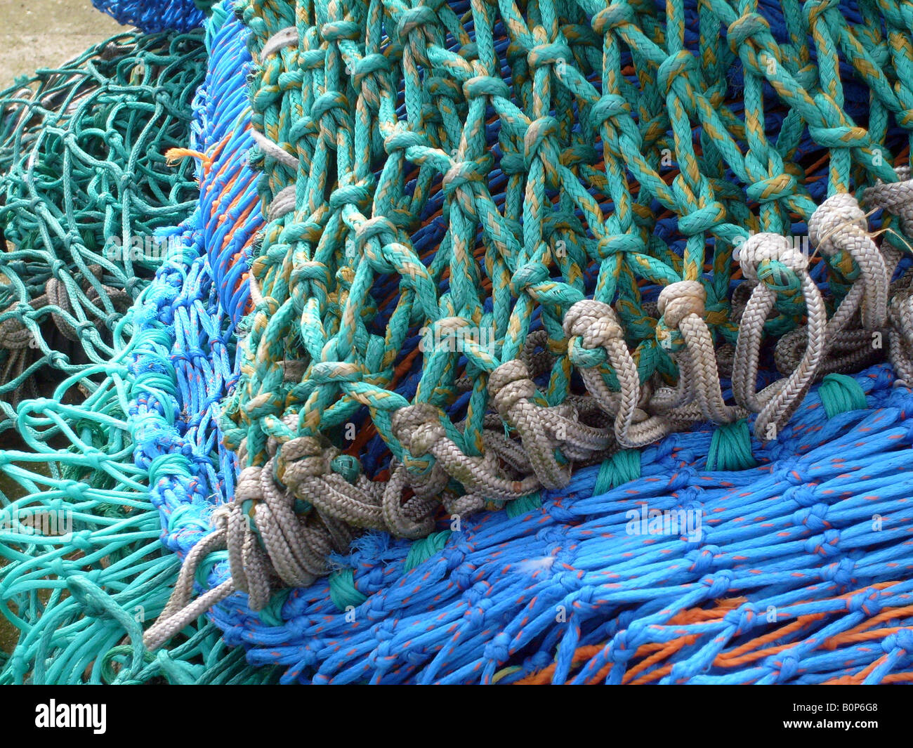 Nahaufnahme von einigen bunten Fischernetze im Hafen Stockfoto