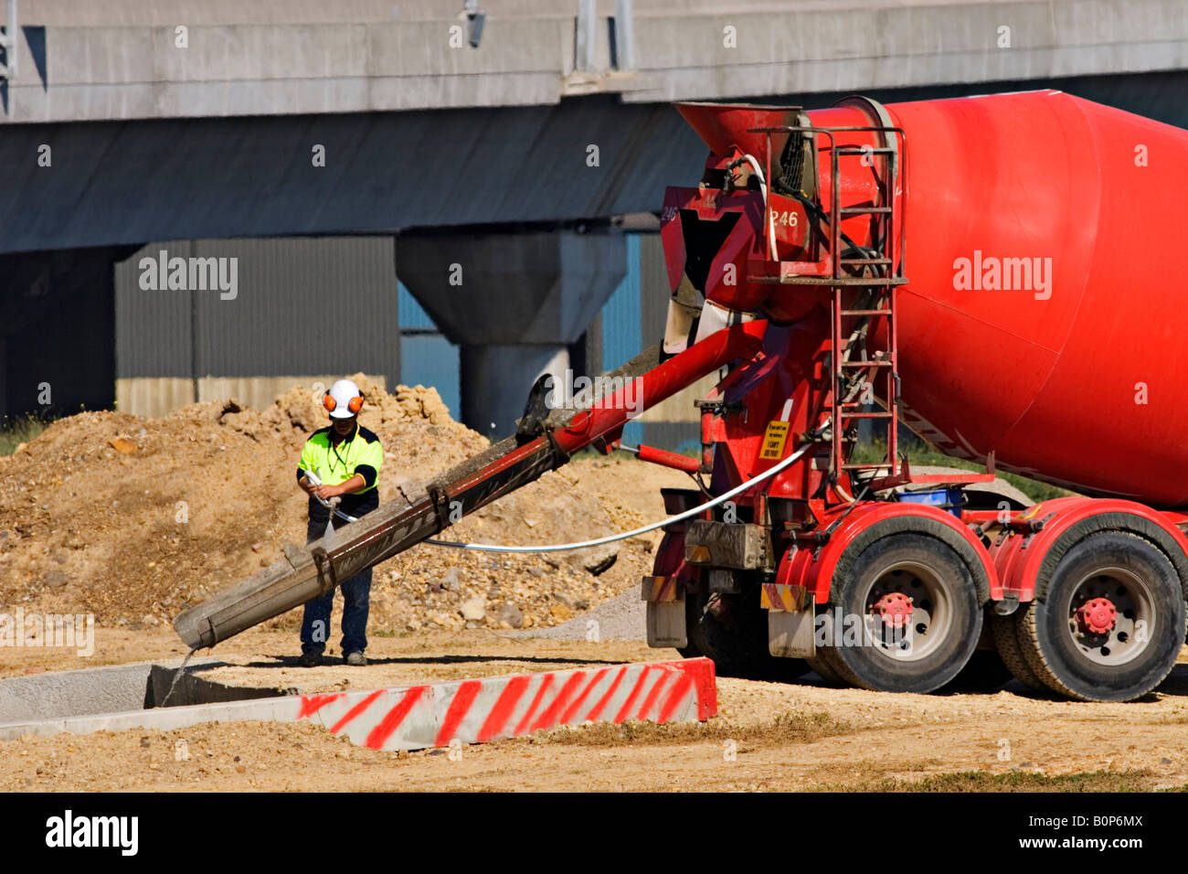 Transport und Trucking / A Beton-LKW und Betreiber. Stockfoto