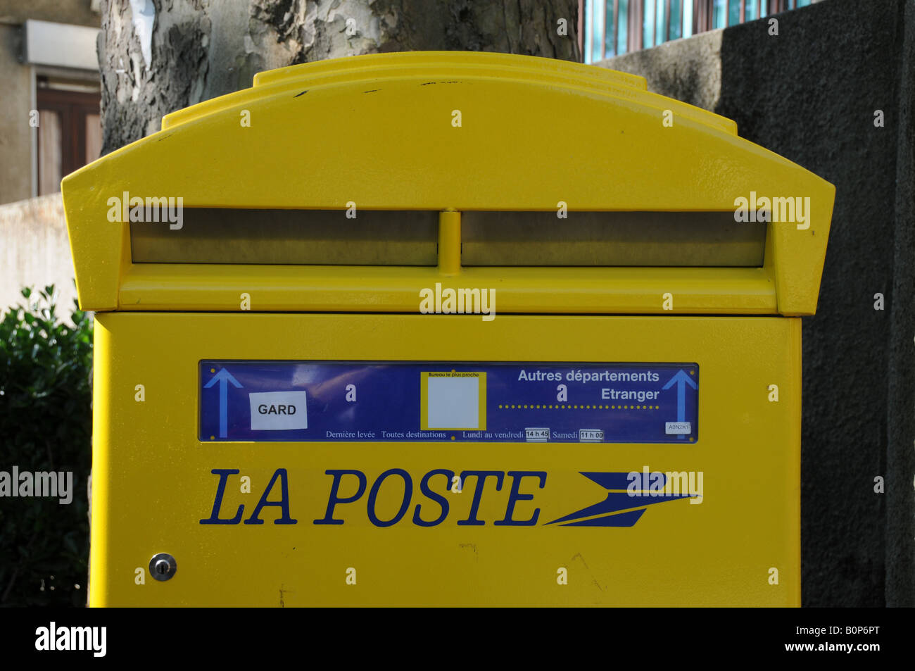 Eine neue Version von der typischen französischen La Poste gelbe Post Box. Stockfoto