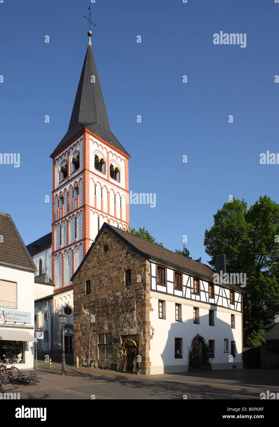 Siegburg, Stadtpfarrkirche St. Servatius im Vordergrund Mittelalterliches Pfarrhaus Stockfoto
