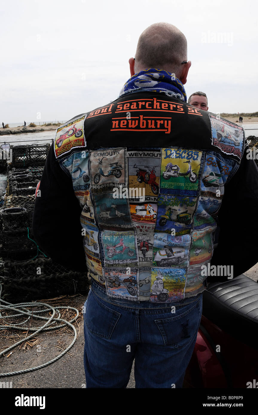 Rückansicht des Trägers Jeansjacke in Patches von Scooter bedeckt erfüllt  Stockfotografie - Alamy