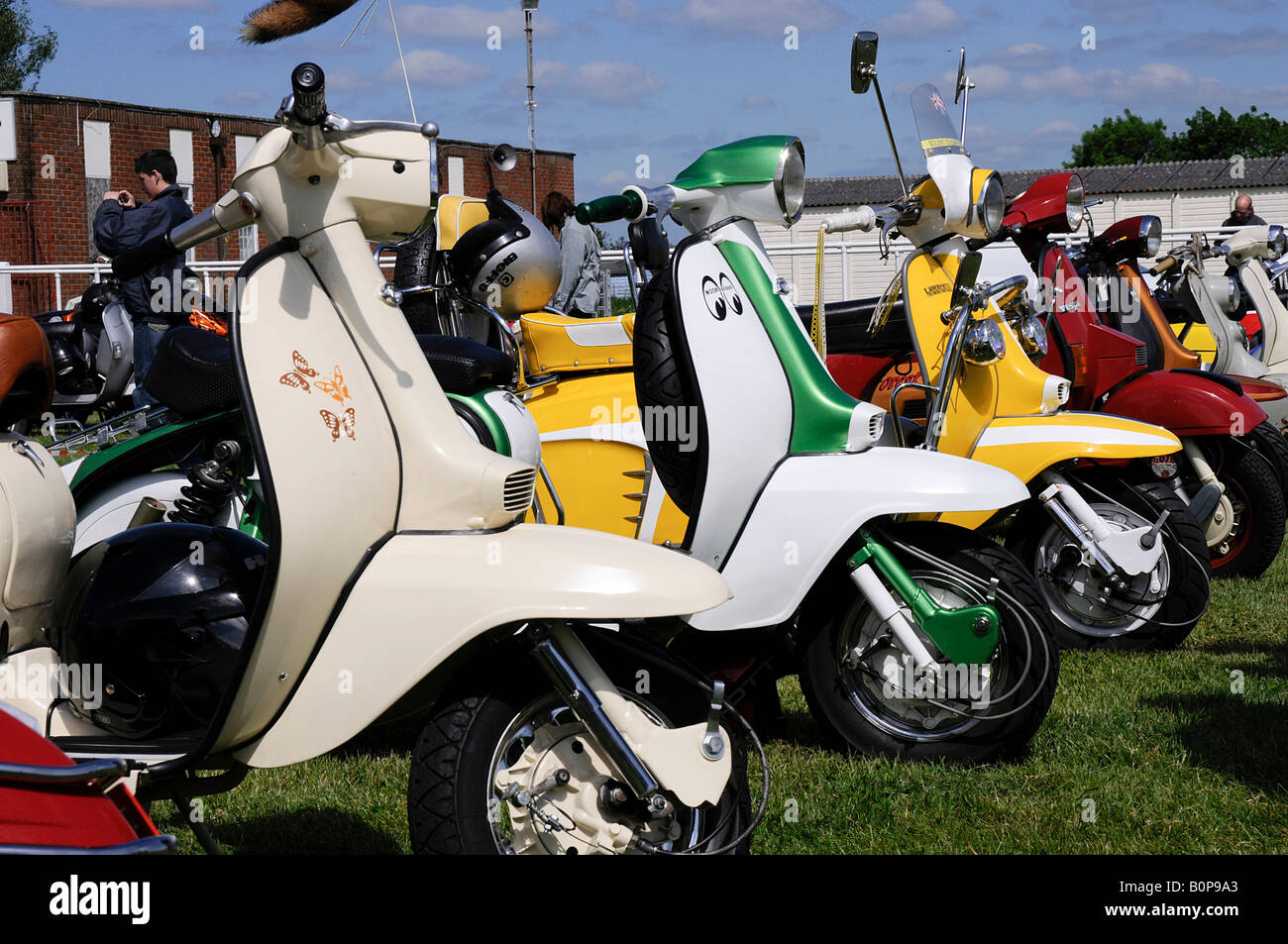 Blick über die Vorderseite aus einer Reihe von geparkten Rollern Stockfoto