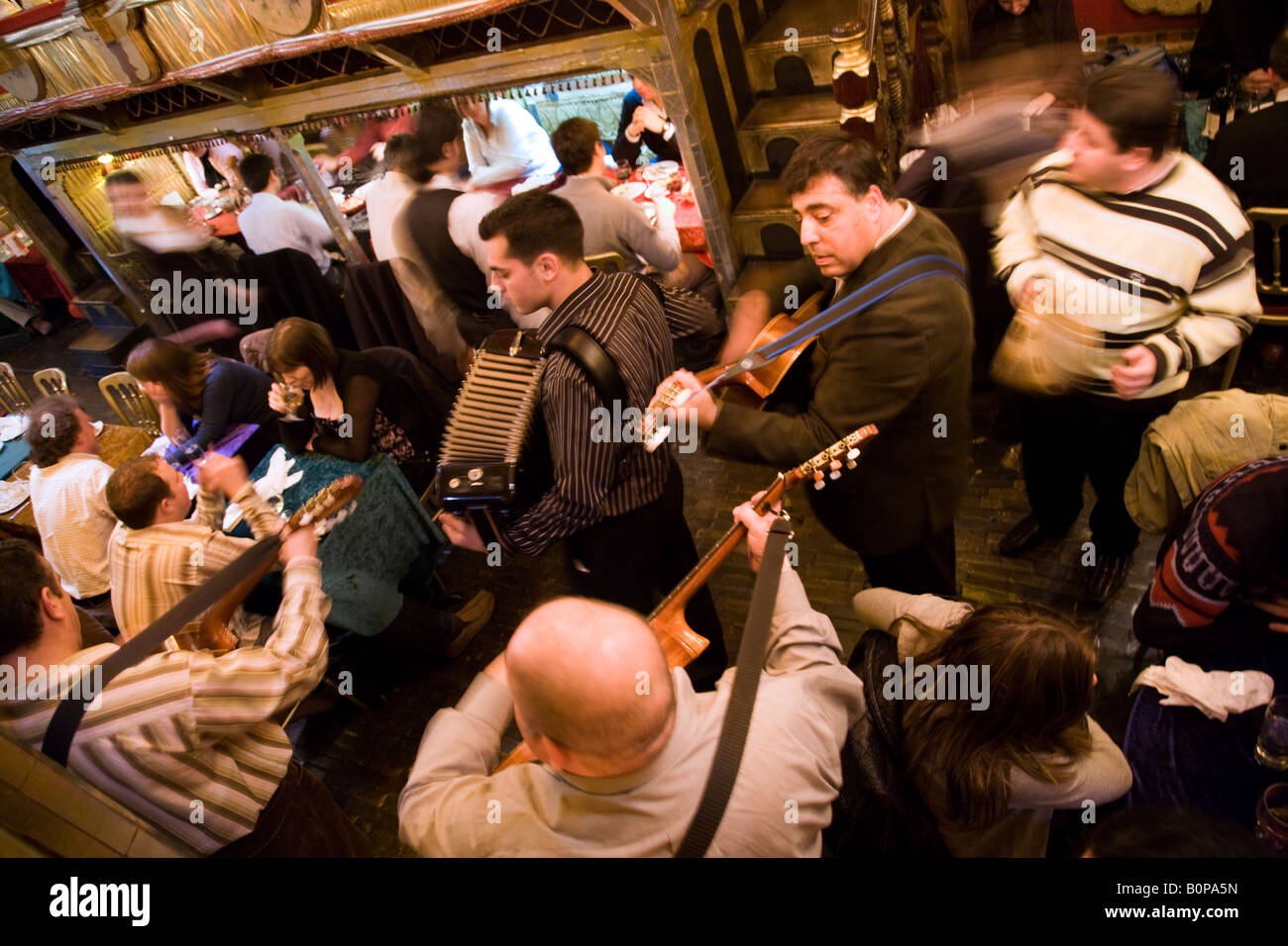 Musiker ein Ständchen Diners bei Sarastro Restaurant. Theatre Royal Drury Lane, Covent Garden. London. VEREINIGTES KÖNIGREICH. Stockfoto