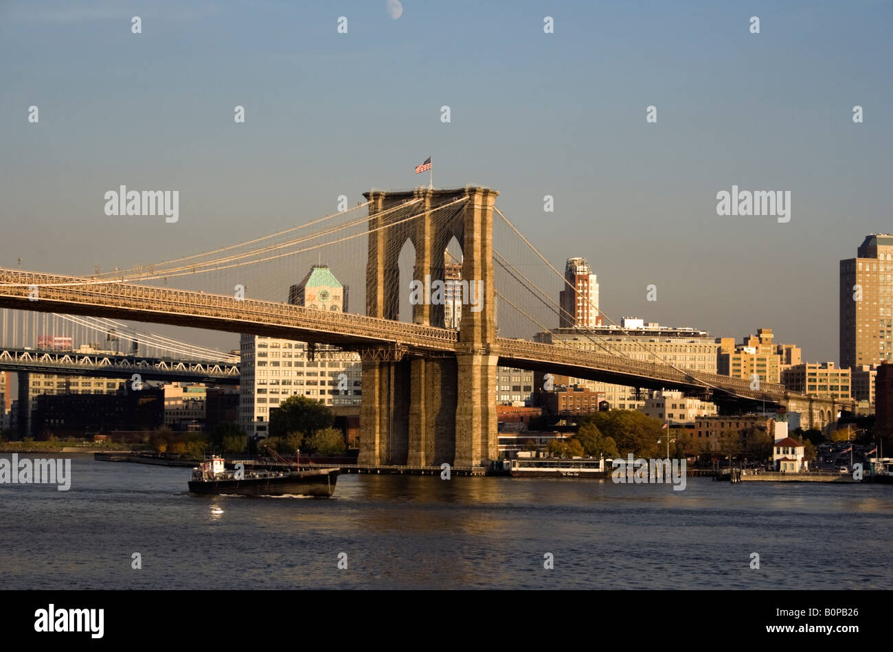 Die Brooklyn Bridge von der späten Nachmittag Stadt mit dem Stadtteil Brooklyn im Hintergrund beleuchtet Stockfoto