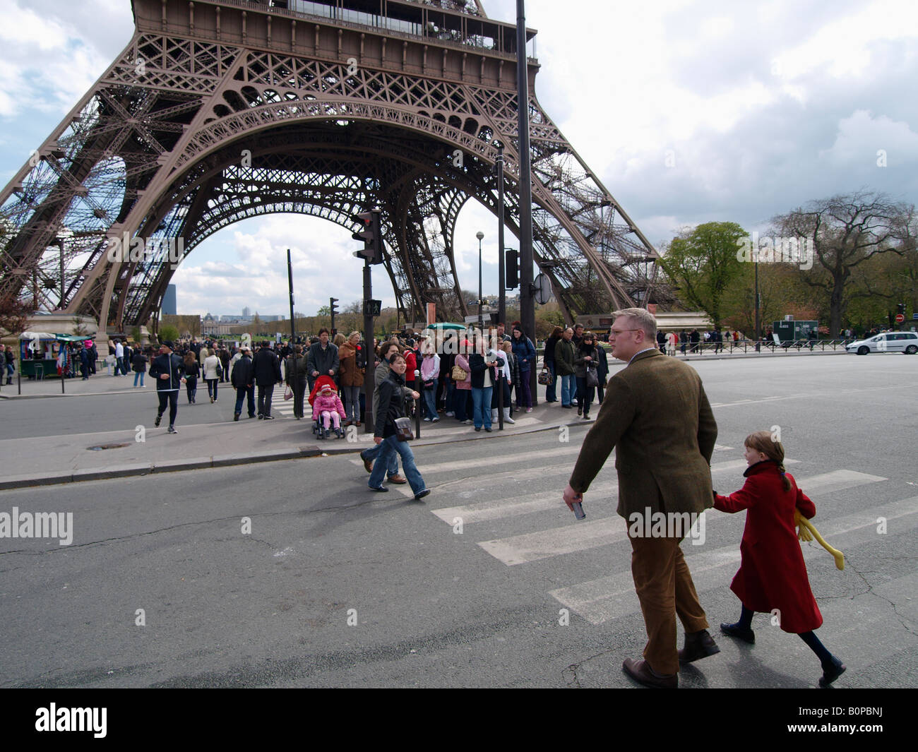 Menschen Touristen über die Straße in der Nähe von Eiffelturm Paris Frankreich Stockfoto