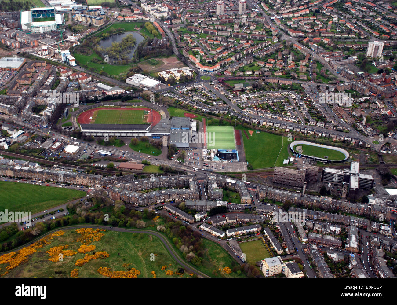 Luftaufnahme von Edinburgh zeigt drei Stadien, Meadowbank-Leichtathletik-Laufbahn, Meadowbank Velodrome und Easter Road Fußballstadion Stockfoto