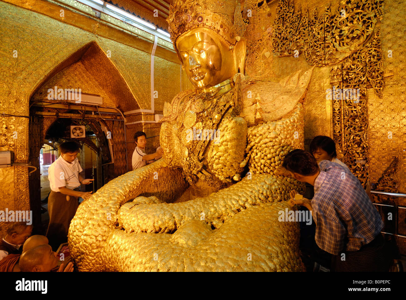 Menschen sammeln goldene Blätter auf sitzen goldenen Buddha in Mahamuni Pagode, Mandalay, Myanmar, Myanmar, Asien Stockfoto