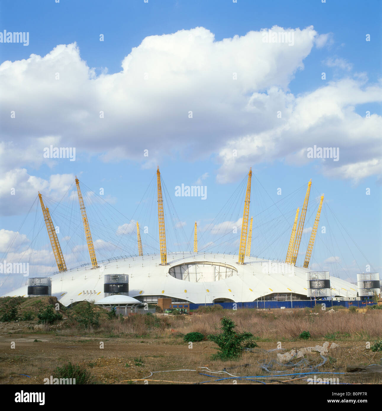 Eine Ansicht des Millennium Domes einschließlich Ödland hinter der Struktur Greenwich, London, England UK Stockfoto