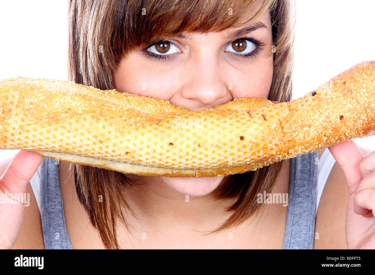 Junge Frau riechen Französisch halten Brot Modell veröffentlicht  Stockfotografie - Alamy