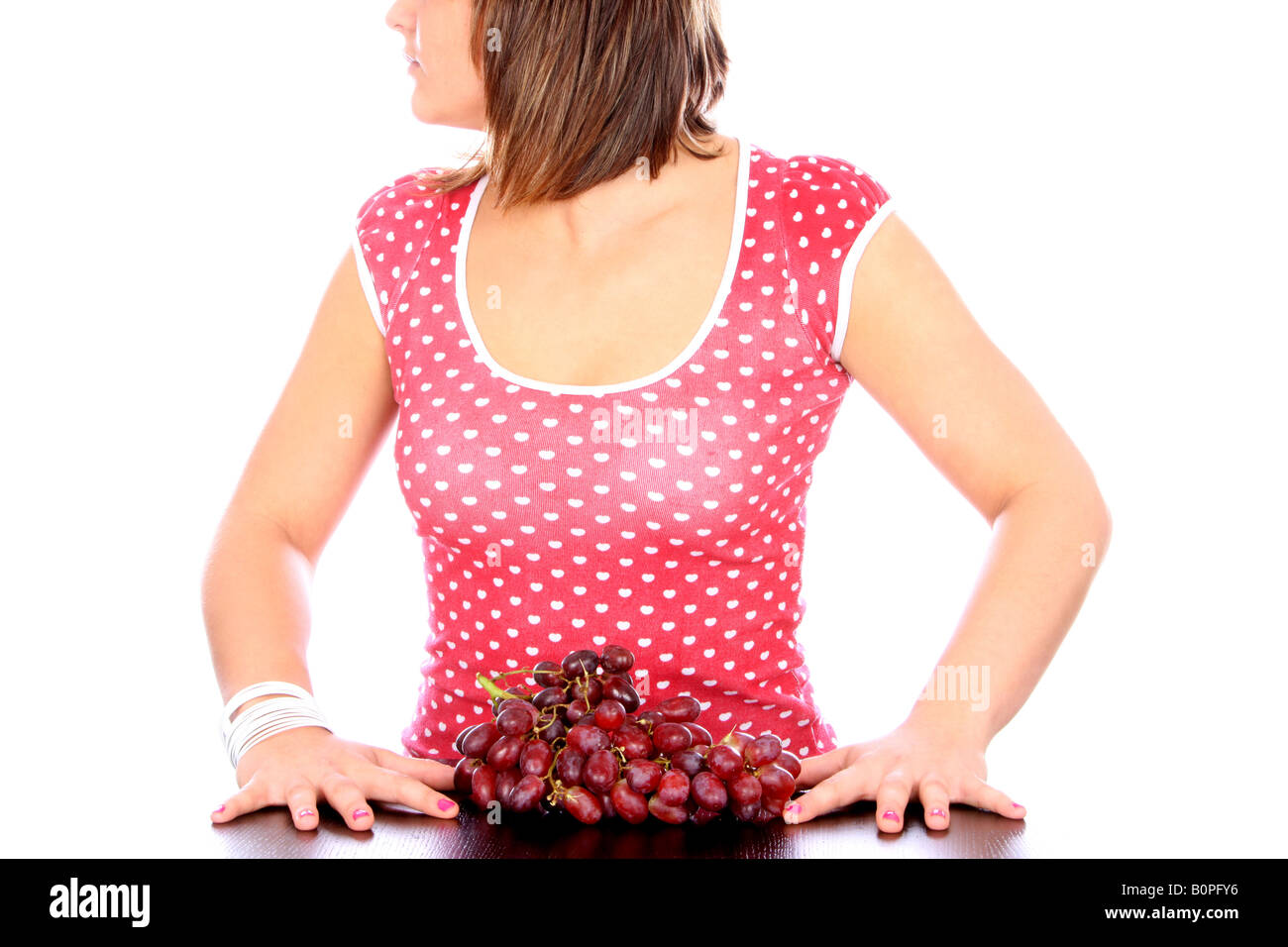 Junge Frau mit roten Trauben Modell veröffentlicht Stockfoto