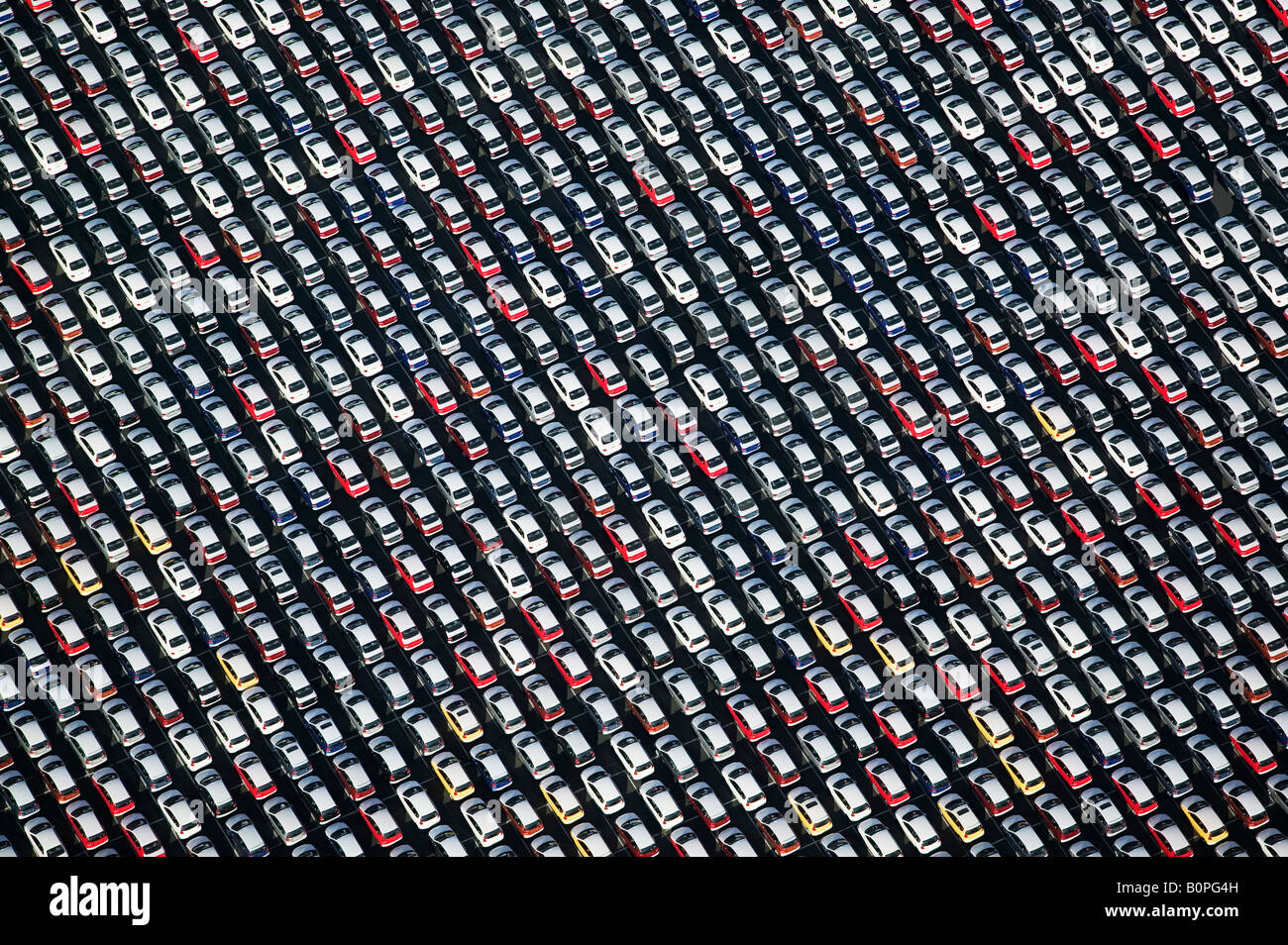 Antenne über Reihen von importierten Autos am Hafen von Benicia in Nordkalifornien Stockfoto