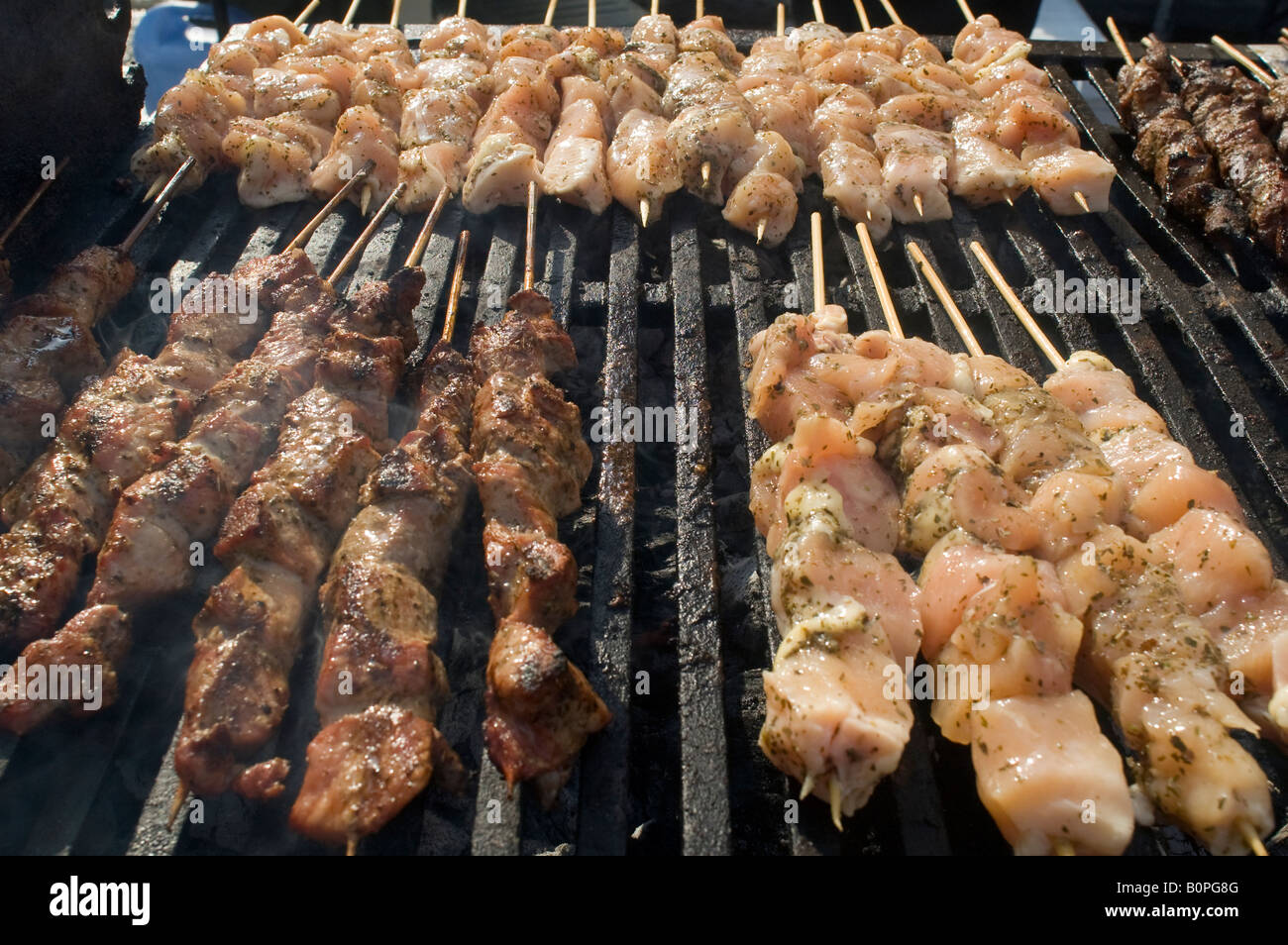Fleisch wird gegrillt am Spieß die berühmten Ninth Avenue Food Festival in New York Stockfoto