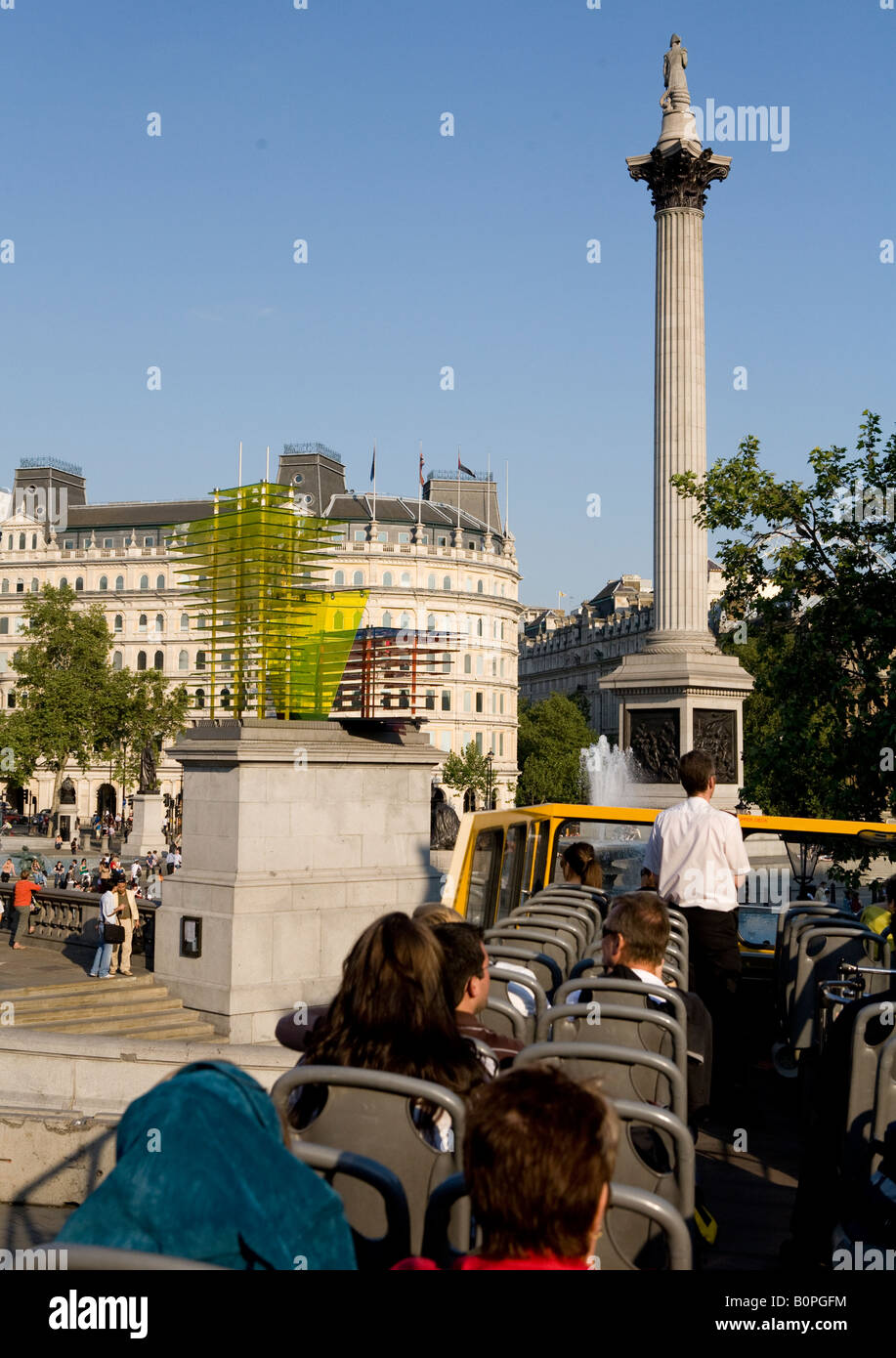 Nelsons Spalte In Trafalgar Square Ansicht aus einem offenen Top Tourist Bus London UK Europa Stockfoto