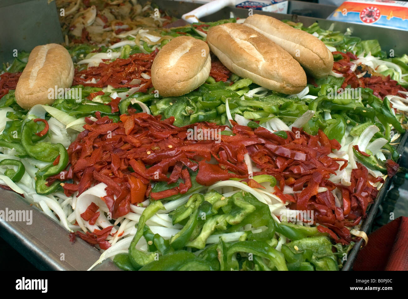 Anzeige von Paprika und Zwiebeln auf der berühmten Ninth Avenue Food Festival in New York Stockfoto