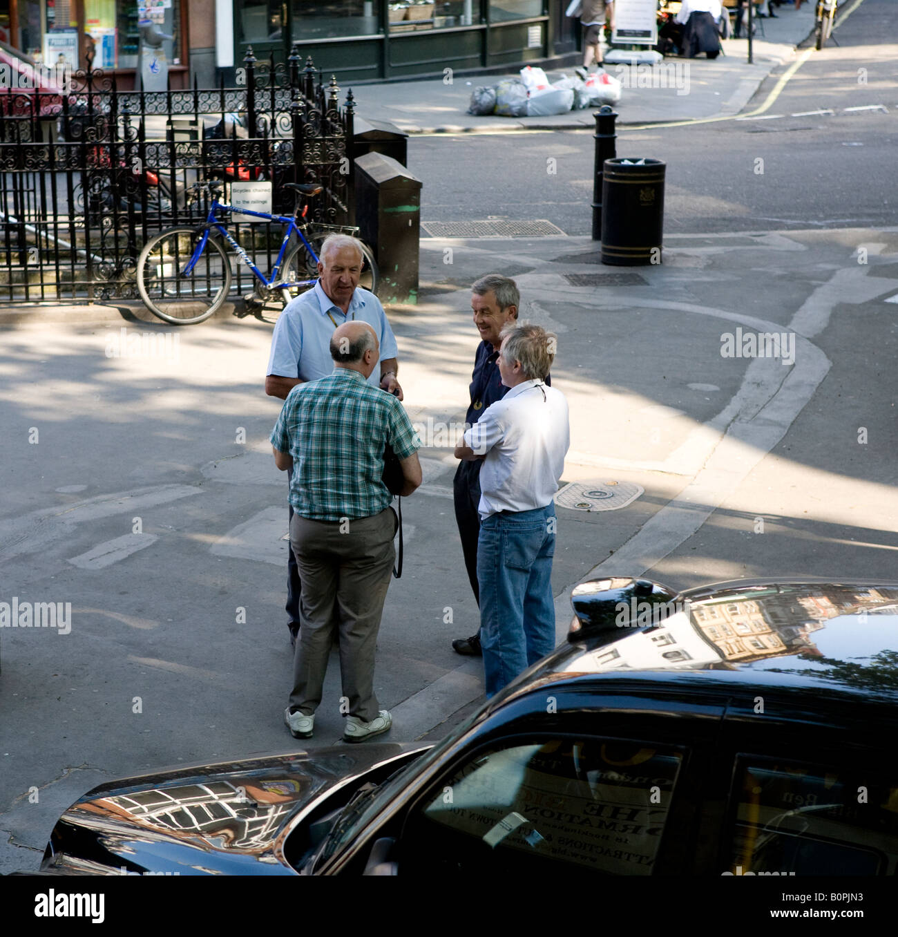 Draufsicht der schwarzen Taxi Taucher von einer offenen Top Touristenbus fahren auf Fleet Street London UK Europe Stockfoto