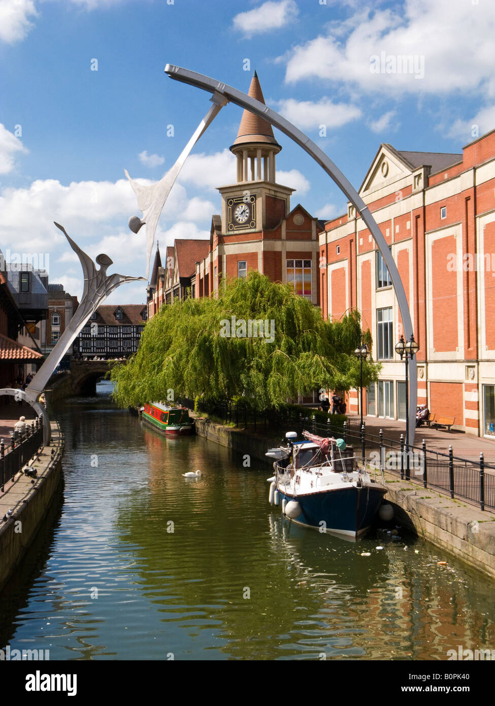 Fluß Witham und die Empowerment-Skulptur in Lincoln City Center Waterside Bezirk England UK Stockfoto