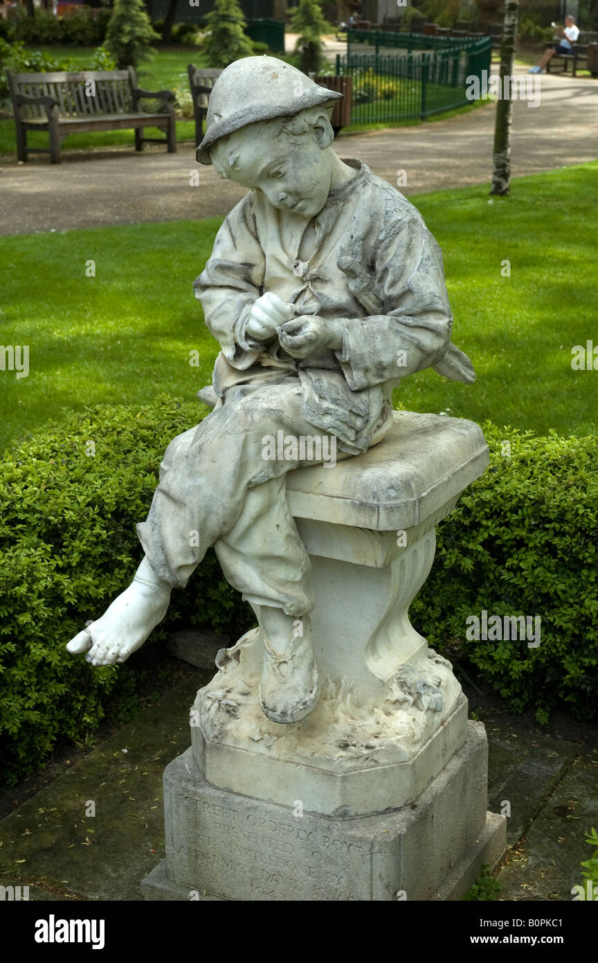 Eine charmante Statue eines jungen auf Paddington St Gärten Marylebone London England Stockfoto