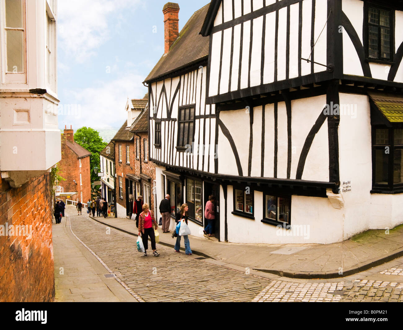 Touristen in Lincoln, England historische Straße der steilen Hügel hinauf Stockfoto
