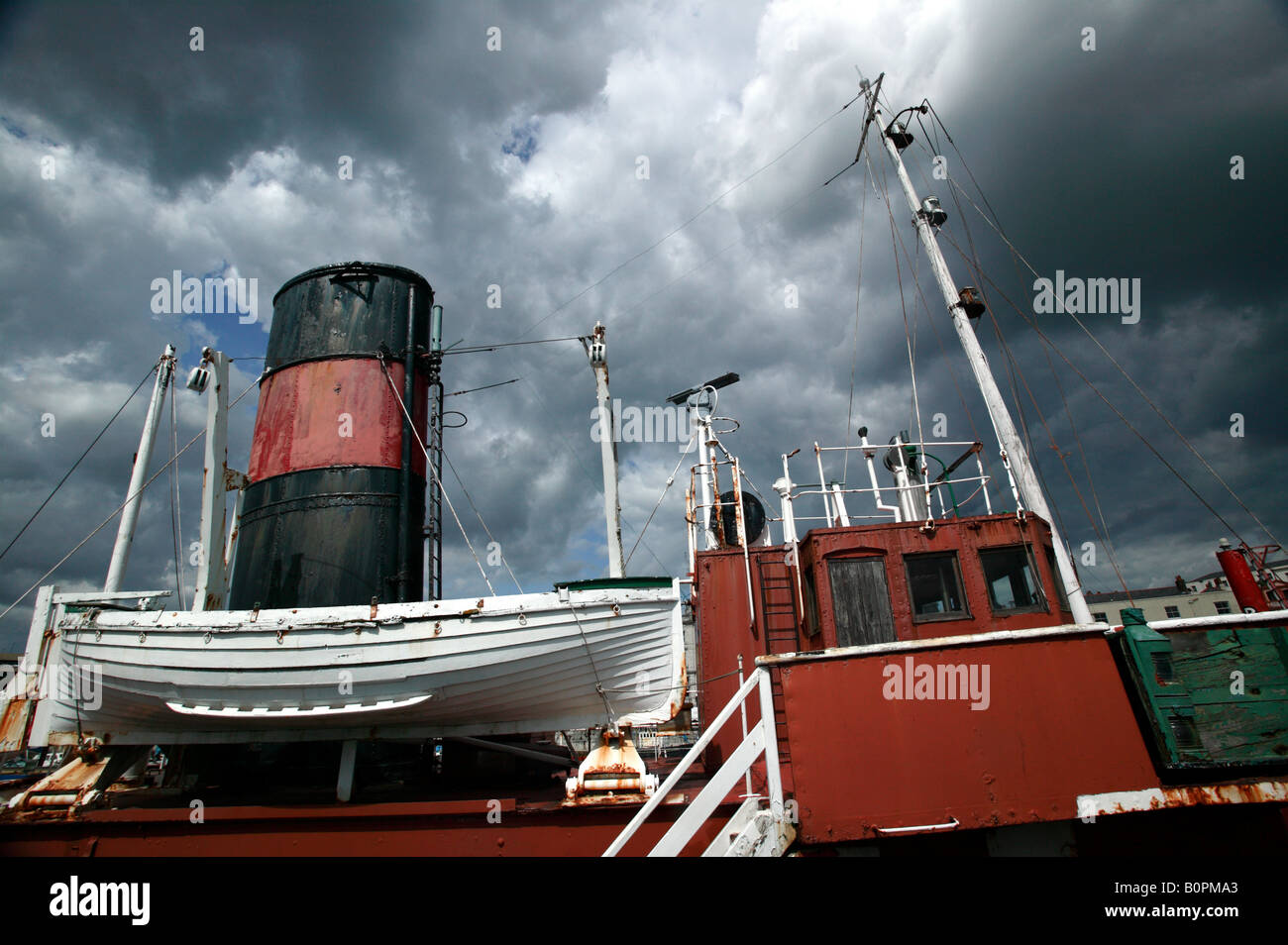 Dramatische Nahaufnahme der eine alte Dampf-angetriebene Schlepper vertäut im Hafen von Ramsgate Stockfoto