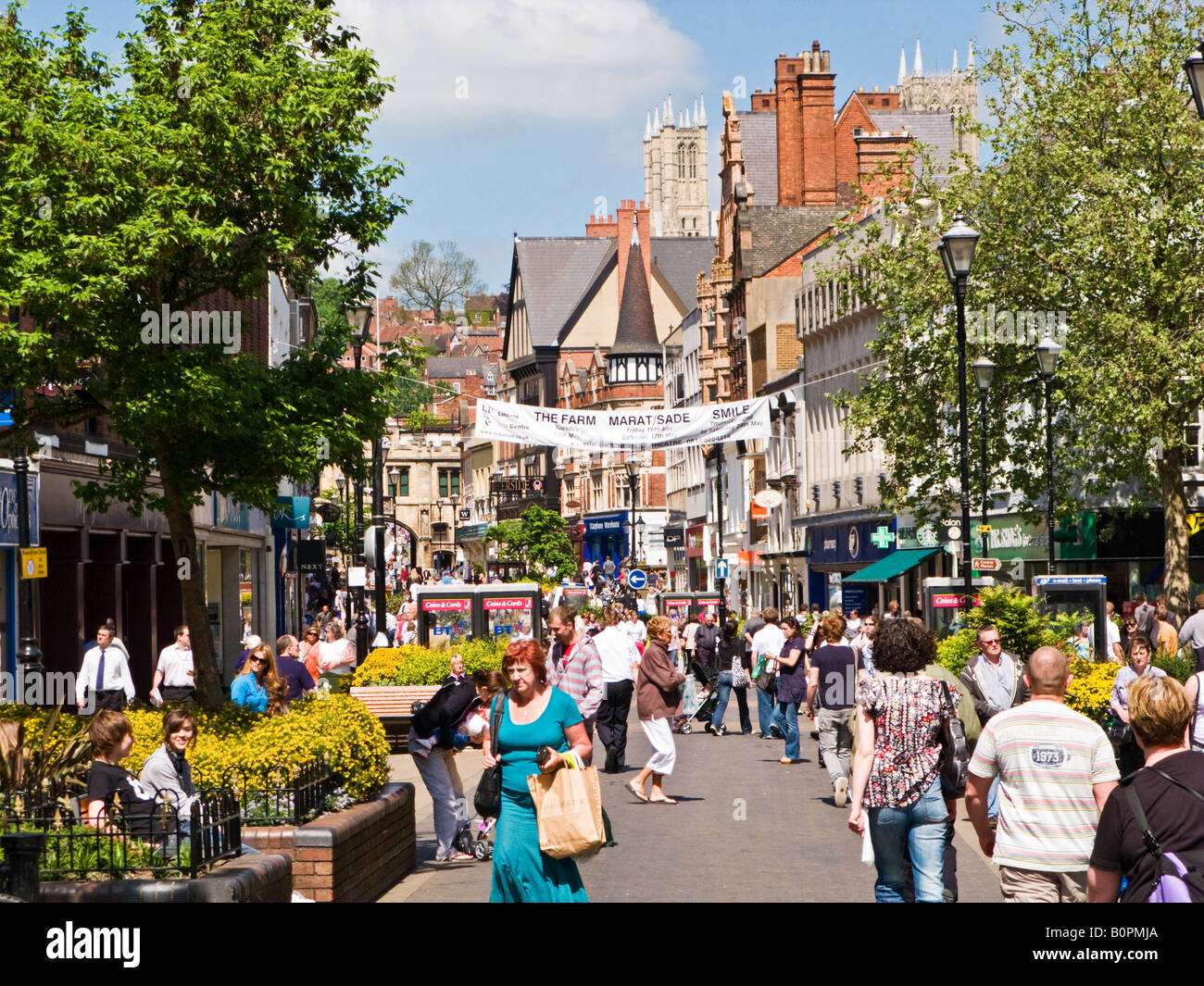 Shopping Street Scene in der High Street, Lincoln, Großbritannien Stockfoto