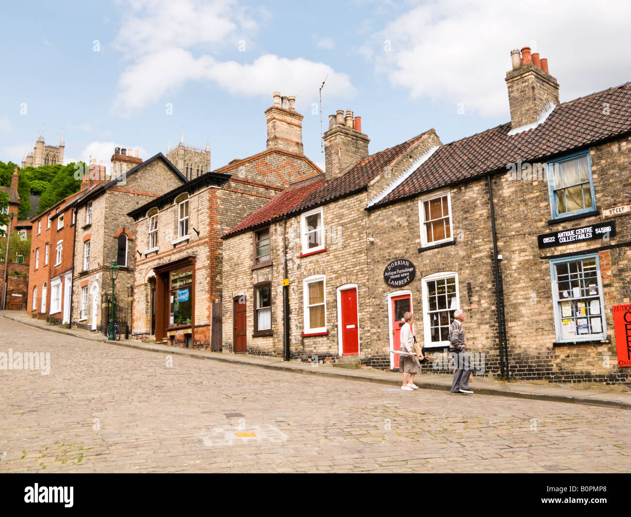 Alten Läden und Häuser am Ende der steilen Hügel in Lincoln City, England, UK Stockfoto