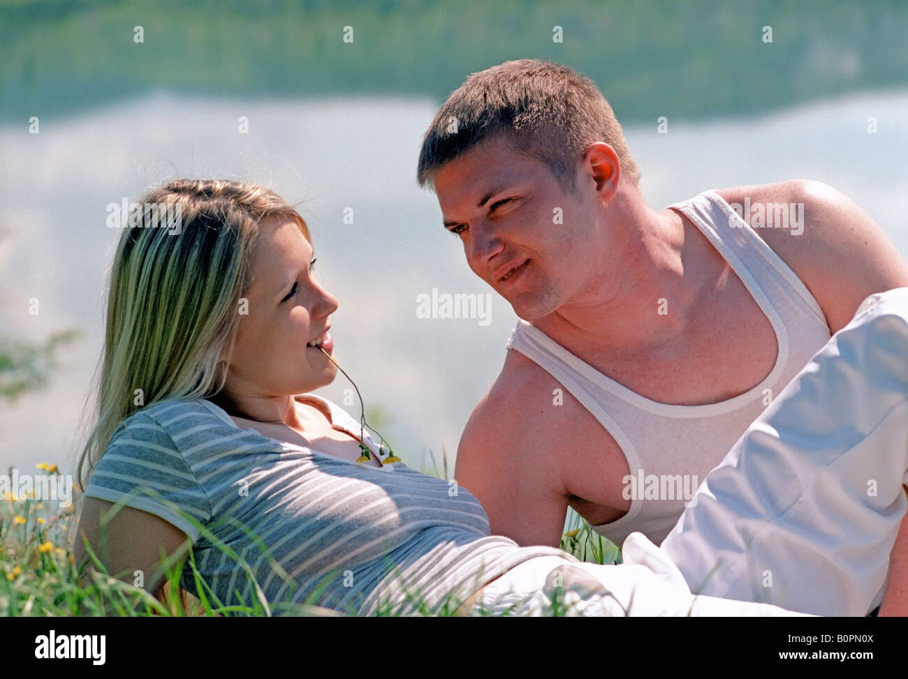 junges Paar auf einer Wiese Stockfoto
