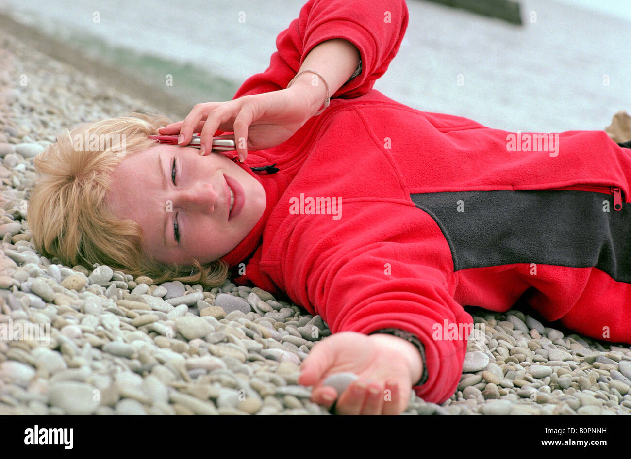 junge Frau am Strand entspannen Stockfoto