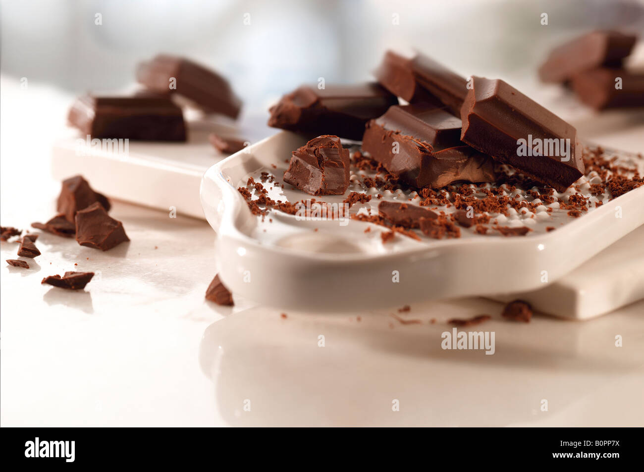 Essen Foto von Schokolade Stücke, geriebenen Tanne ein Lebensmittel Rezept in einem weißen Küche einstellen Stockfoto