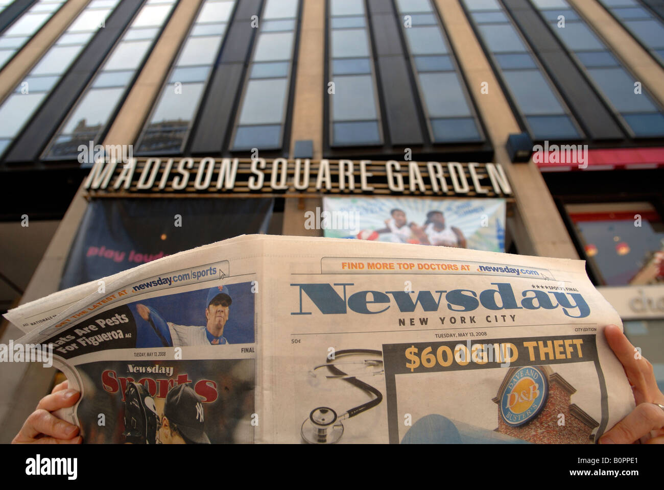 Ein Pendler liest Newsday außerhalb der Madison Square Garden Stockfoto