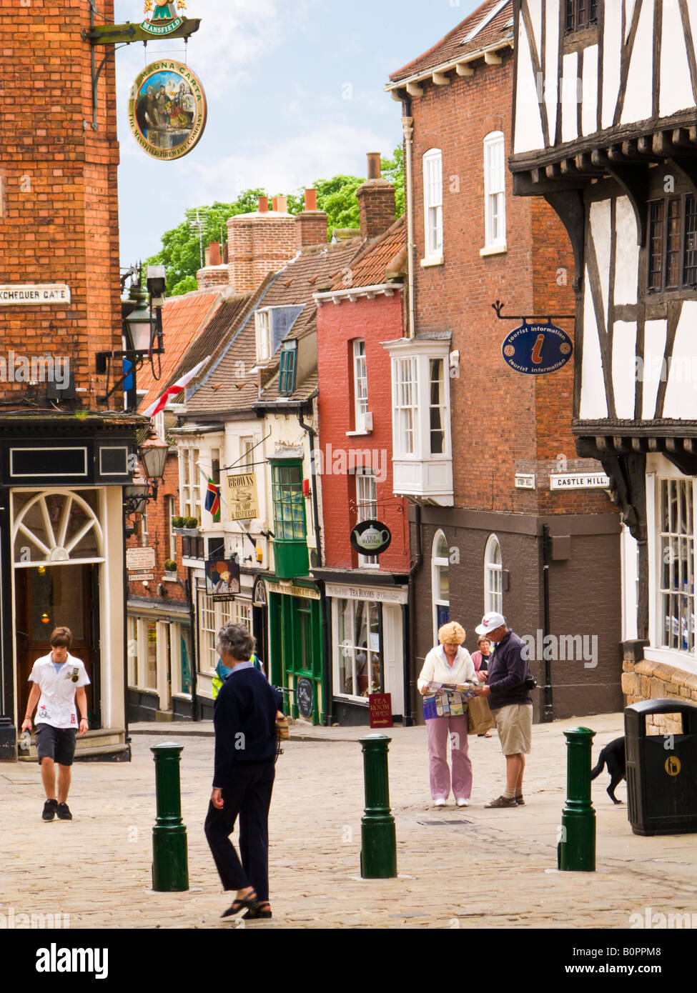 Street Scene der Touristen in der Gegend von bailgate Lincoln England UK an der Spitze der steilen Hügel Stockfoto