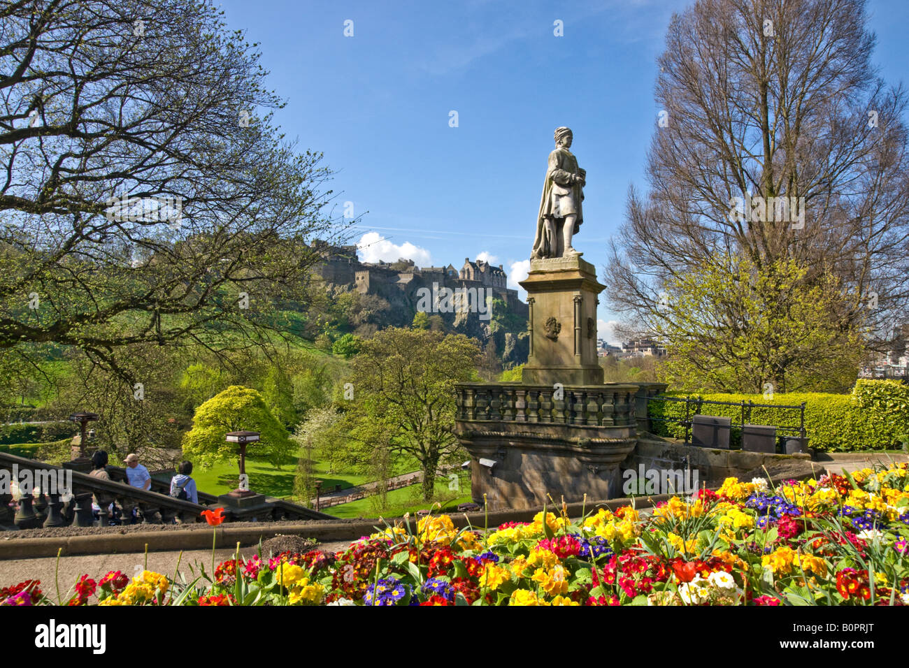 Statue des schottischen Dichters Allan Ramsay in West Princes Street Gardens Edinburgh Schottland Edinburgh Castle im Hintergrund Stockfoto