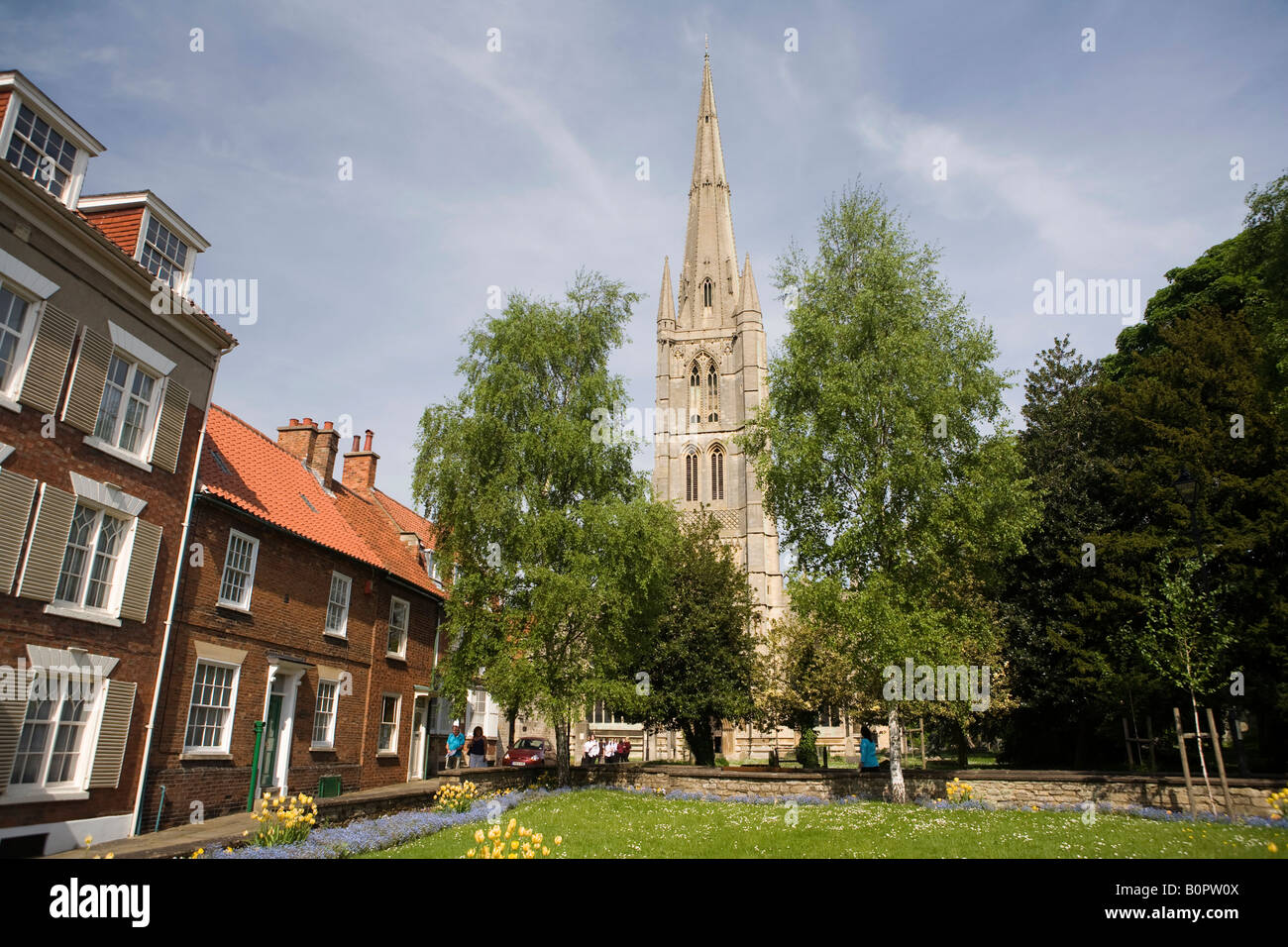 UK England Lincolnshire Grantham Swinegate St Wulframs Kirche von Kirche laufen Stockfoto