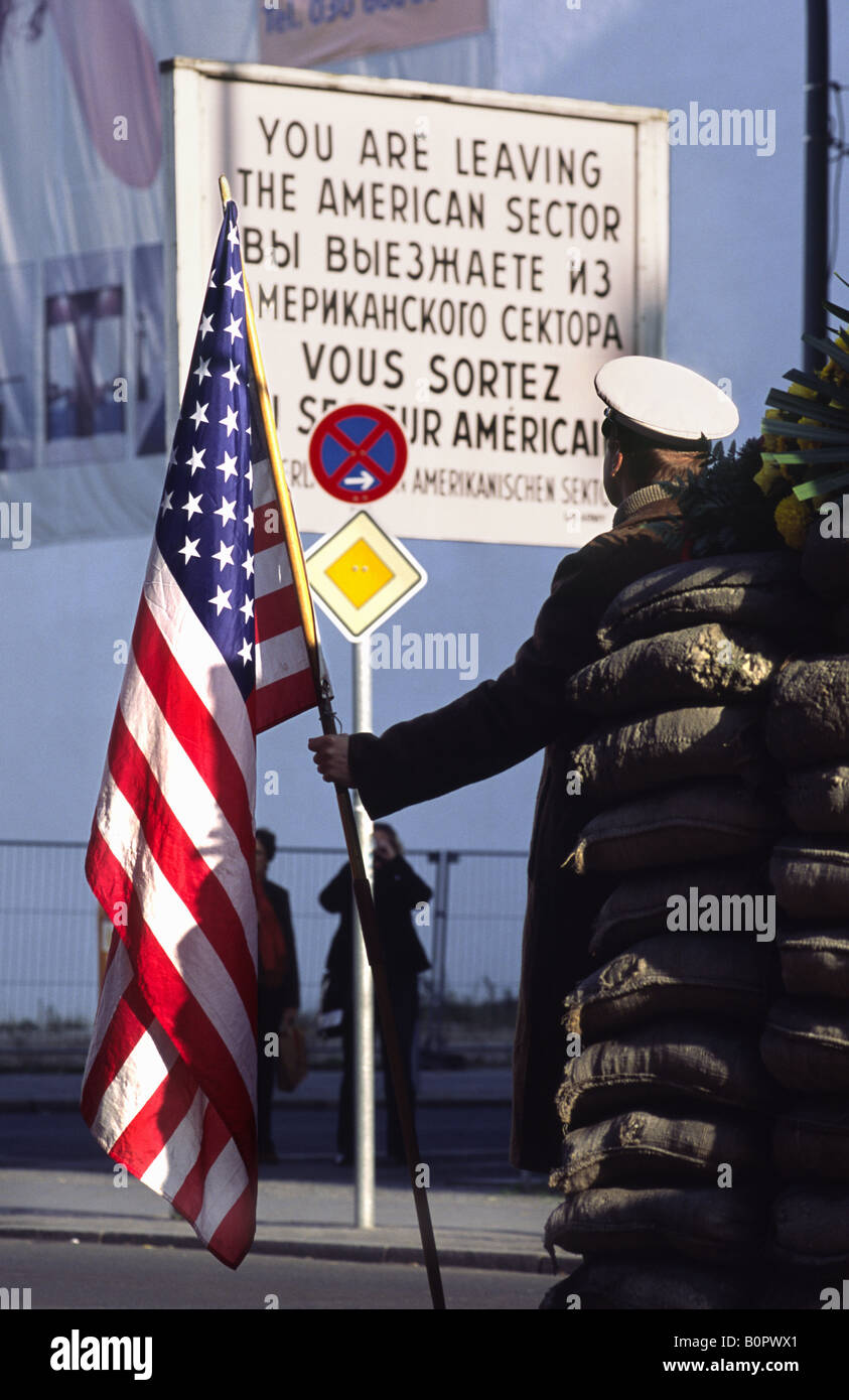 Checkpoint Charlie, den kalten Krieg Ost-West-Grenzübergang. Berlin, Deutschland. Stockfoto
