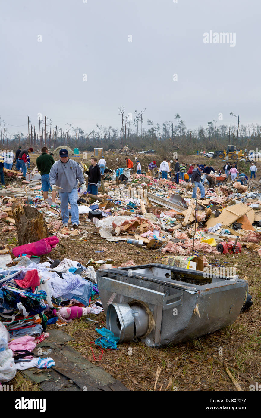 Katastrophenhelfer aus verschiedenen Kirchen in Florida räumen auf, nachdem ein tödlicher Tornado den Lake Mack Florida verwüstet hat Stockfoto