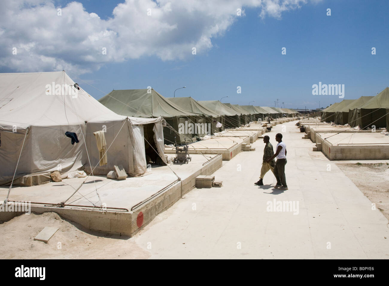 Illegale Einwanderer Camp Hal weit tented Village Malta Stockfoto