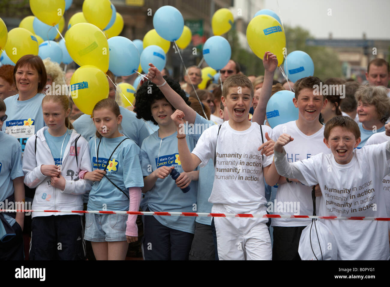 Schar von Kindern Konkurrenten mit Luftballons Linie oben an der Startlinie der Belfast Marathon Volkslauf 2008 Belfast City Centre n Stockfoto