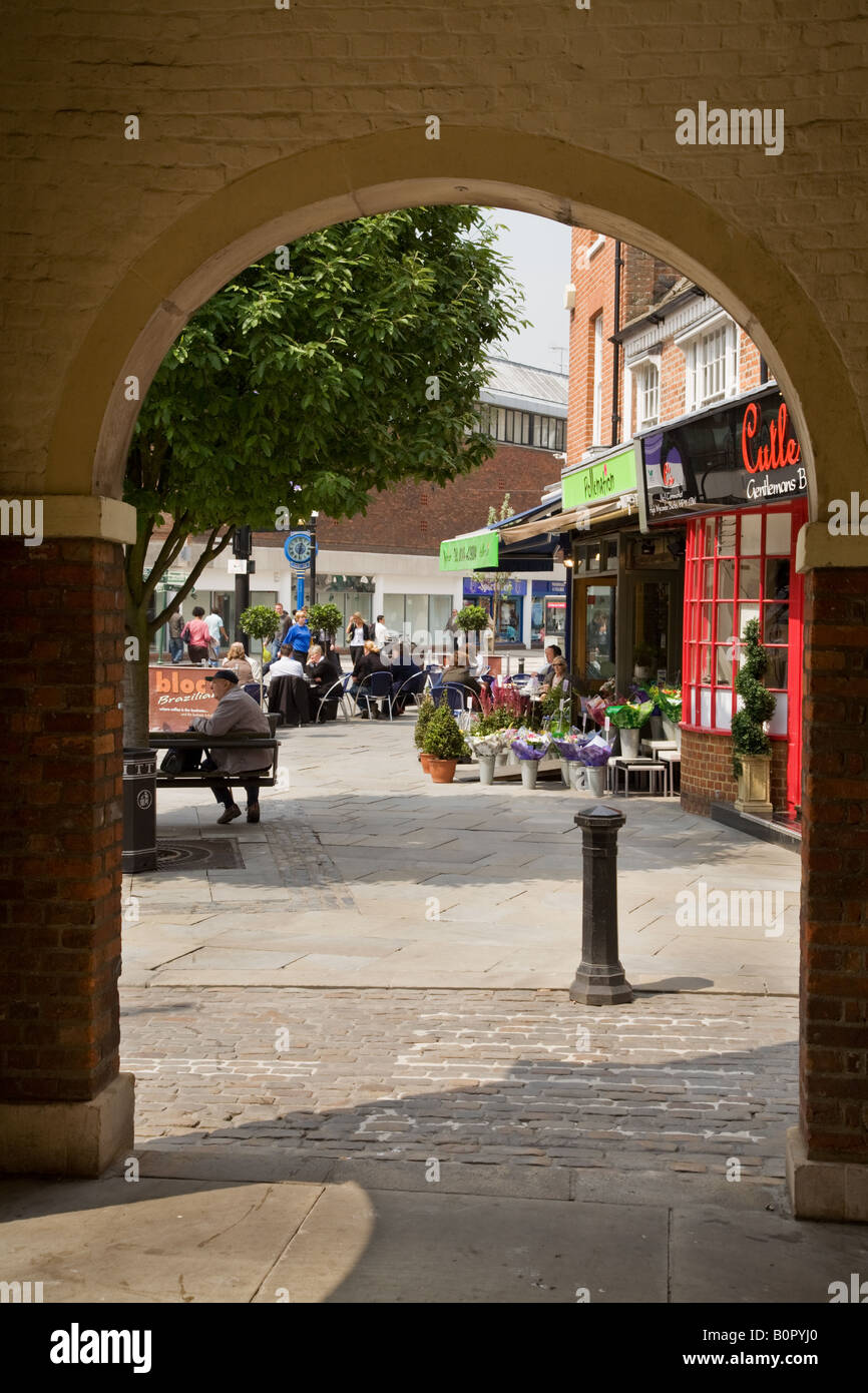 Geschäfte durch einen Torbogen in High Wycombe, Buckinghamshire Stockfoto
