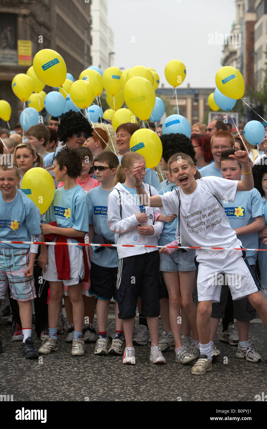 Schar von Kindern Konkurrenten mit Luftballons Linie oben an der Startlinie der Belfast Marathon Volkslauf 2008 Belfast City Centre n Stockfoto